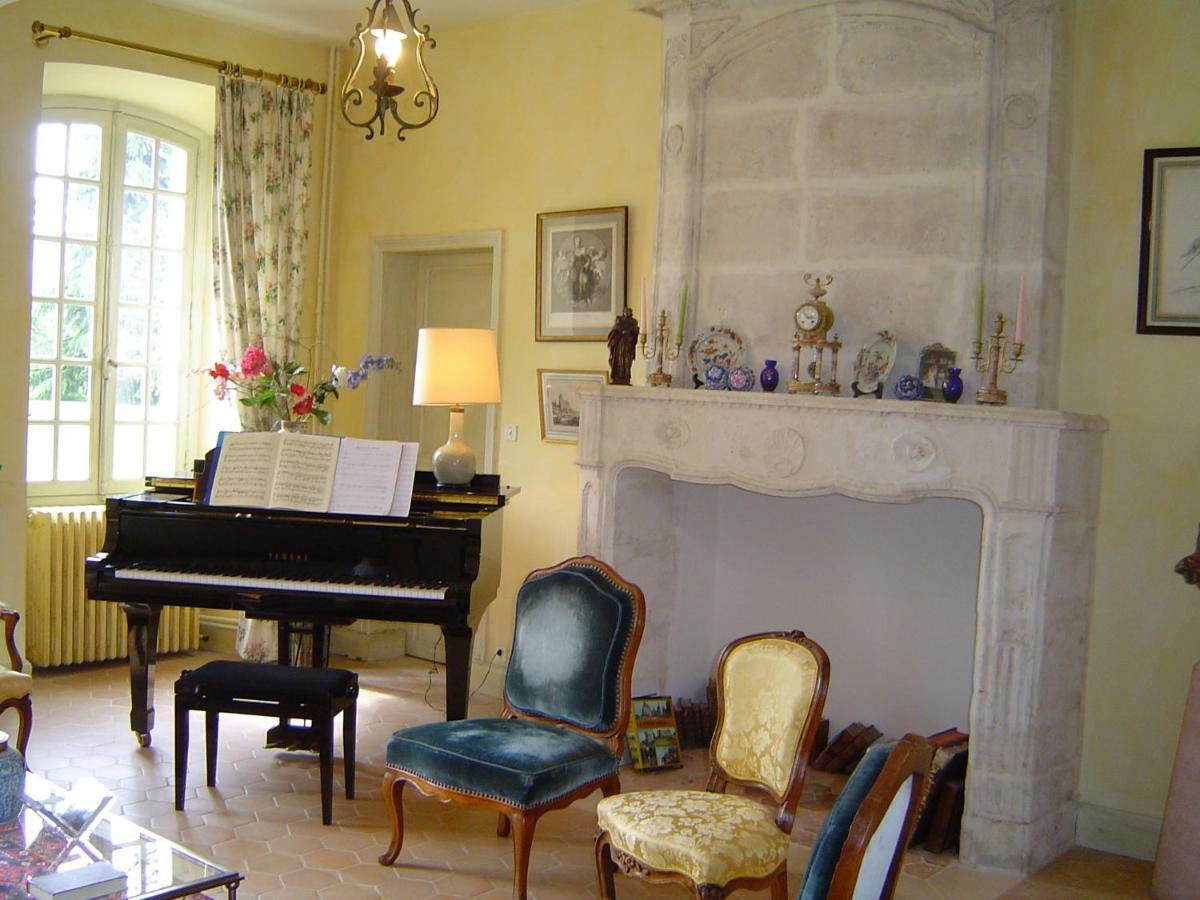 Chateau La Gentilhommiere Du Puits Notre-Dame 30 Rue De L'Eglise 24110 Saint Leon Sur L'Isle ภายนอก รูปภาพ