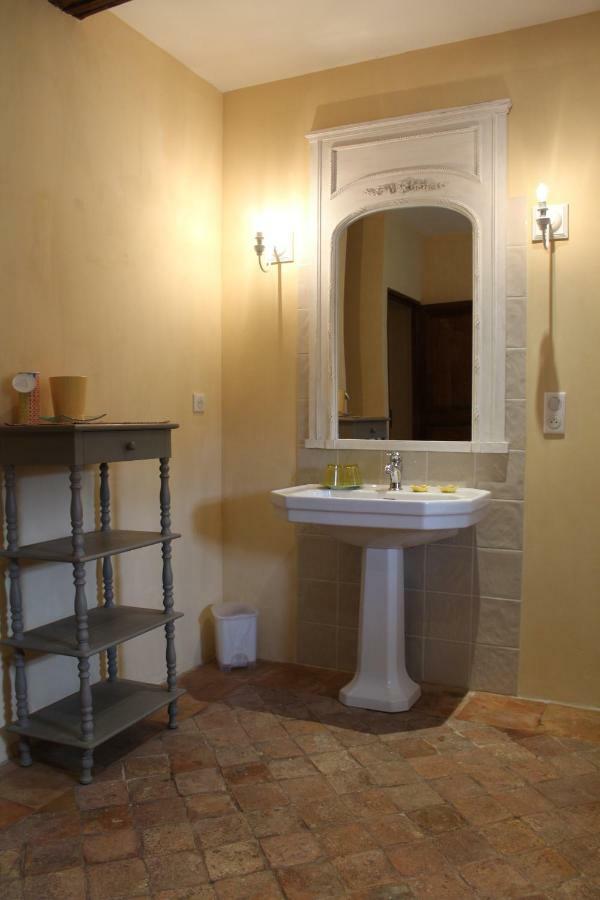 Chateau La Gentilhommiere Du Puits Notre-Dame 30 Rue De L'Eglise 24110 Saint Leon Sur L'Isle ภายนอก รูปภาพ