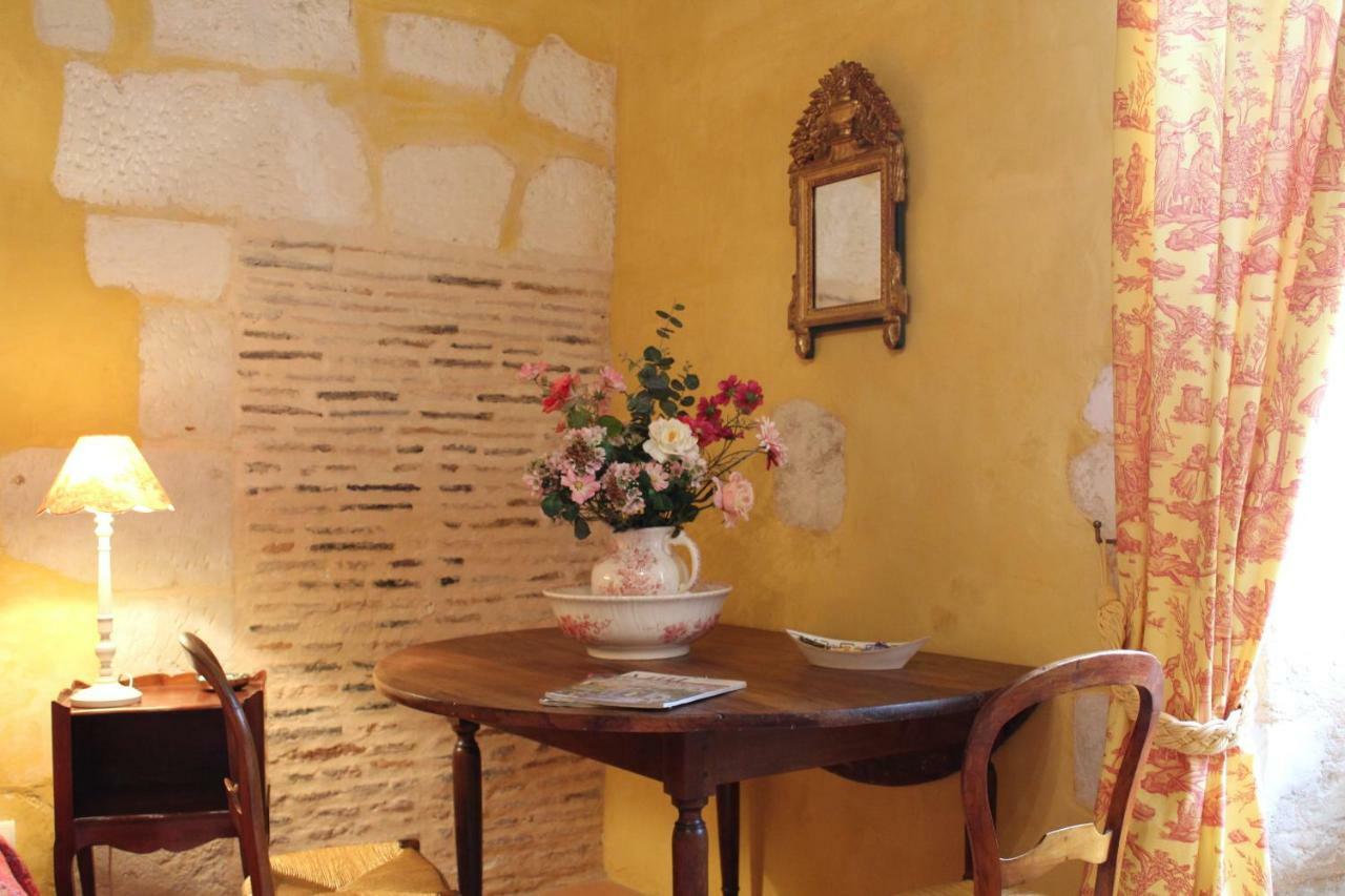 Chateau La Gentilhommiere Du Puits Notre-Dame 30 Rue De L'Eglise 24110 Saint Leon Sur L'Isle ภายนอก รูปภาพ